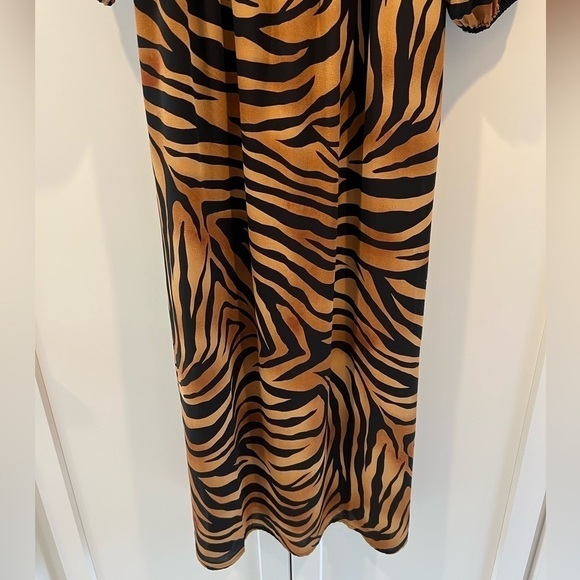 NWT. Chico’s Tiger Print Lace-up Long Sleeve Maxi Dress. US size 4. NWT. - Picture 6 of 11